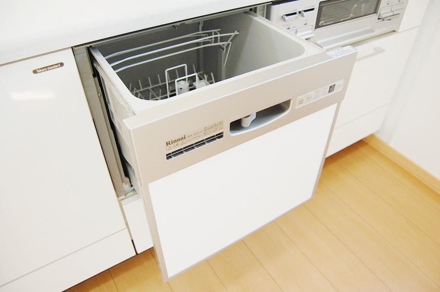 Other Equipment. Dishwasher of large capacity. Because the built-in type neat also kitchen around. 