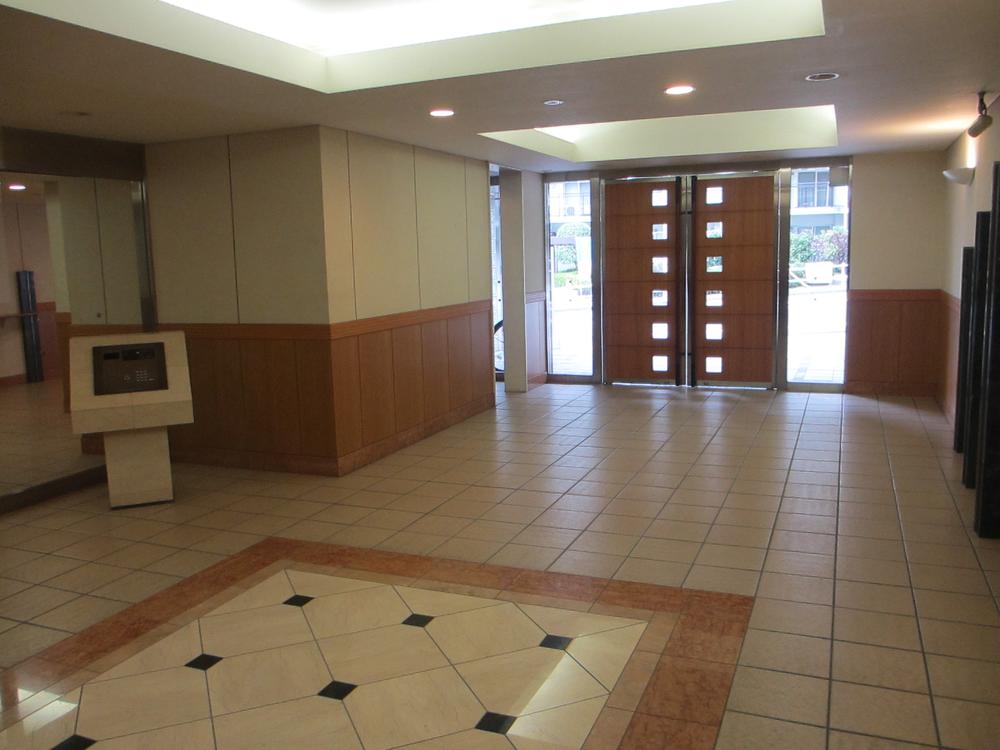 Entrance. Entrance inside ... auto lock (November 2013) Shooting