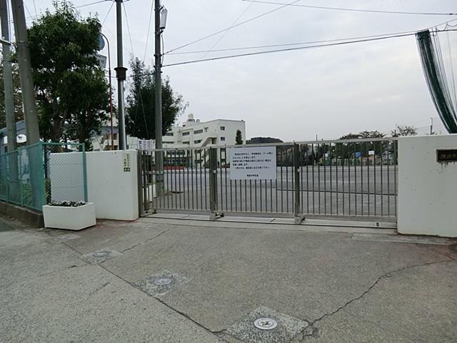 Junior high school. Figure 1000m students who will attend school while greetings to people in your neighborhood to Yokohama Municipal lintel junior high school is very refreshing.