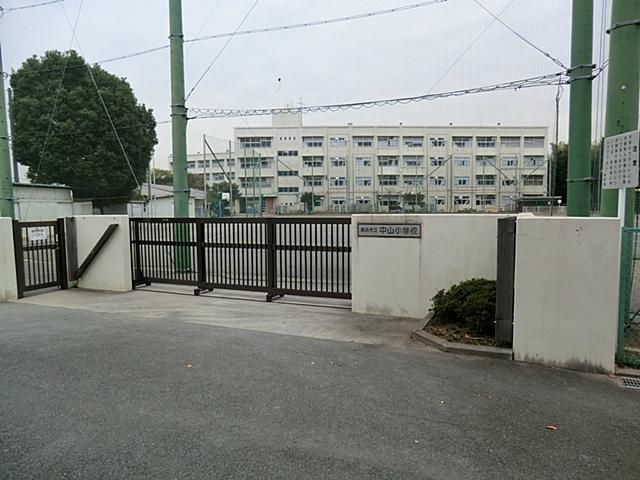Primary school. 900m school distance is also close to the elementary school in Yokohama Tatsunaka Mt., It is safe for families with children of elementary school students come.