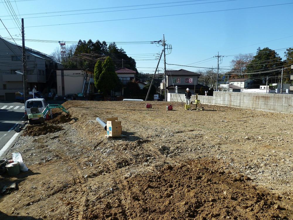 Local appearance photo. Local (12 May 2013) Shooting. Southwest corner lot that contains a single circular line 4. Bus stop a 1-minute walk
