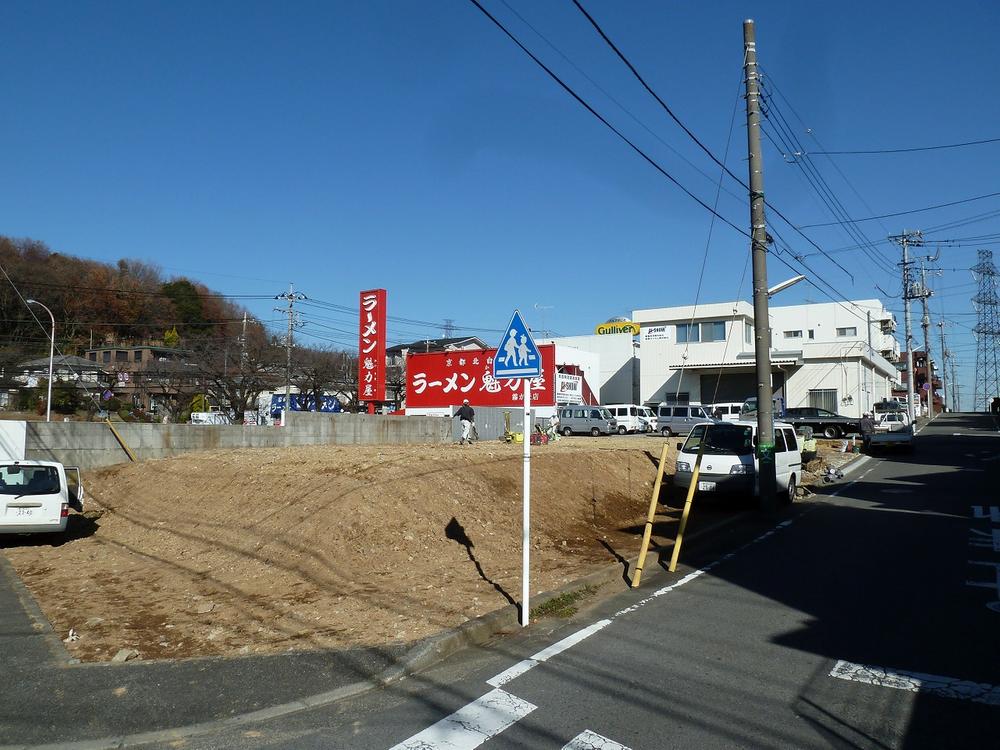 Local photos, including front road. Local (12 May 2013) Shooting. Good is per yang for the southwest corner lot in the south road.
