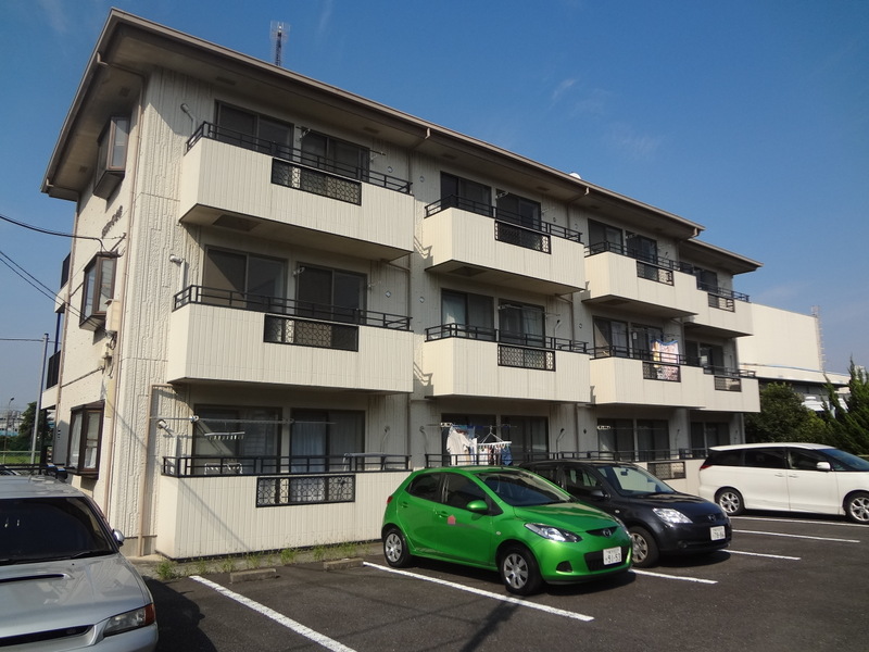 Building appearance. 3-story rental apartment!