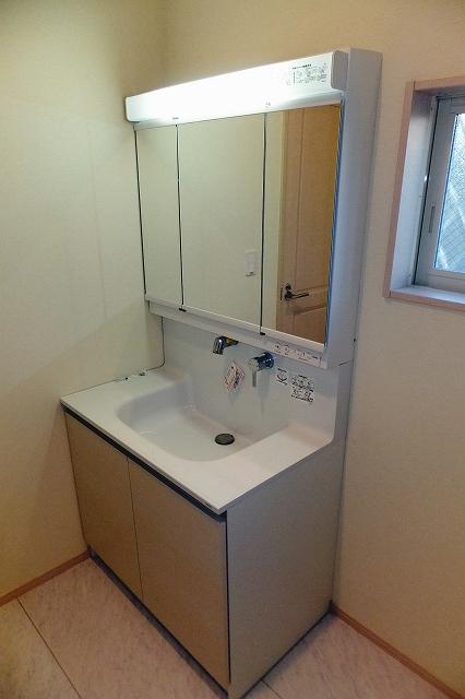 Wash basin, toilet. Indoor (November 26, 2013) Shooting
