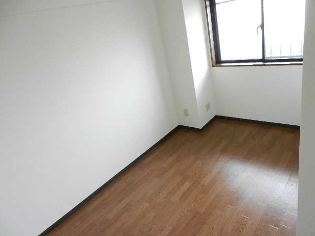 Living and room. Western-style 4.5 Pledge