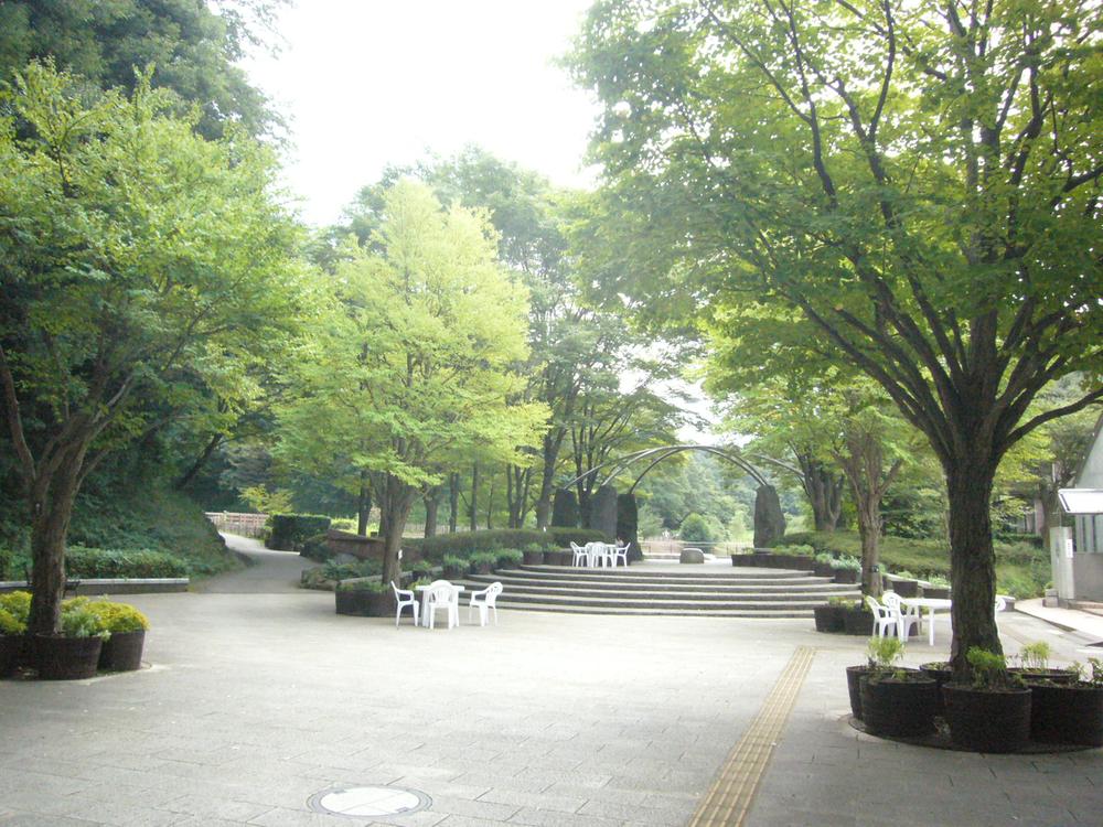 park. 210m Green Zone to the four seasons of the forest park ・ Across the Asahi-ku,, It is a large park for a total of 45.3 hectares. That's right firefly is also seen by season.