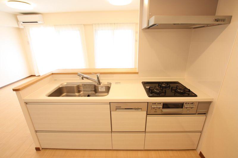 Kitchen. Storage-rich kitchen