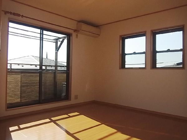 Non-living room. About is 8.0 quires of Western-style.