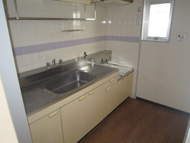 Kitchen. Gas stove is installed Allowed. 