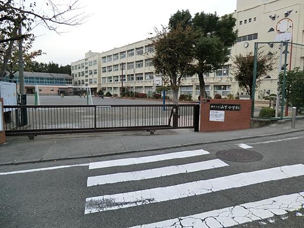 Primary school. 1200m up to elementary school under Yokohama Tateyama