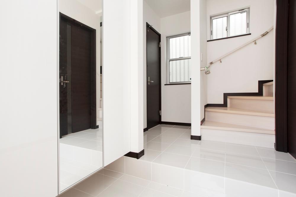 Same specifications photos (Other introspection). Entrance is a feeling of luxury tiled. Impression of Osumai will change with the rattle at the door.