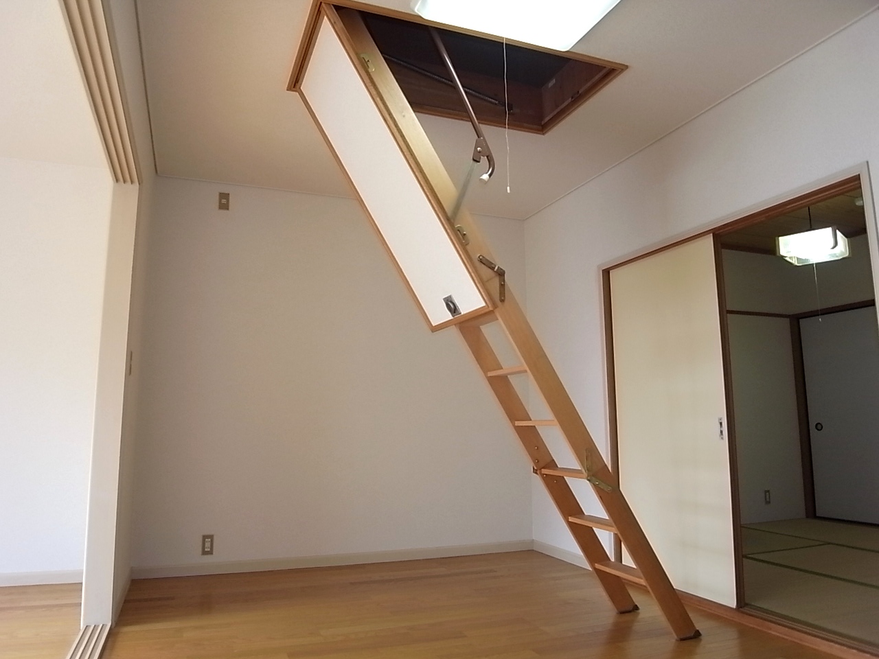 Living and room. LDK ・ Ceiling storage stairs to lift