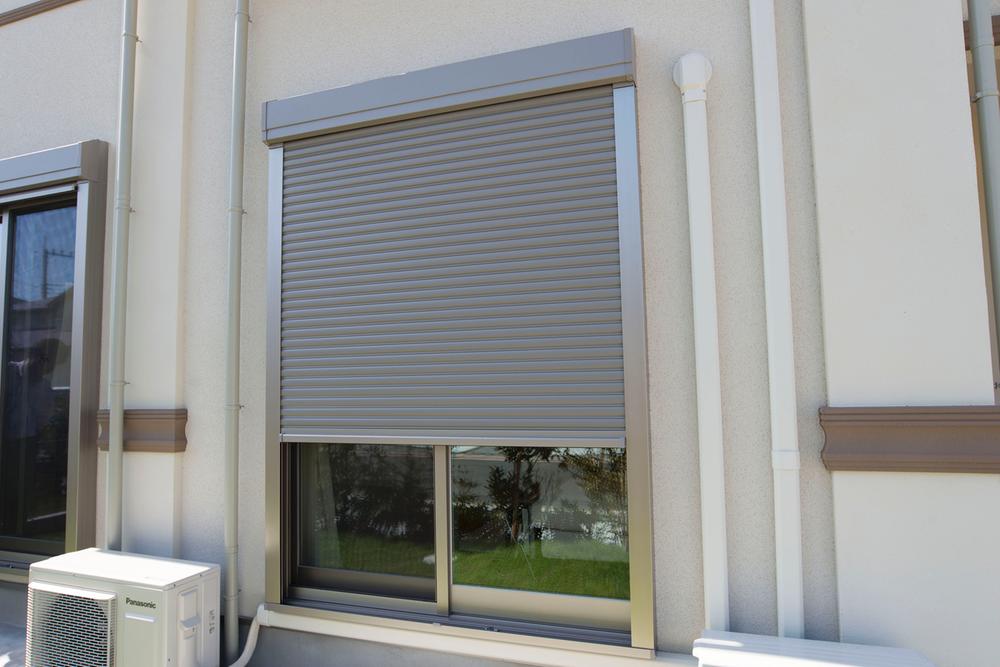 Security equipment. Opened and closed in one switch is made of aluminum shutter shutters that can.  ※ Exhale window only