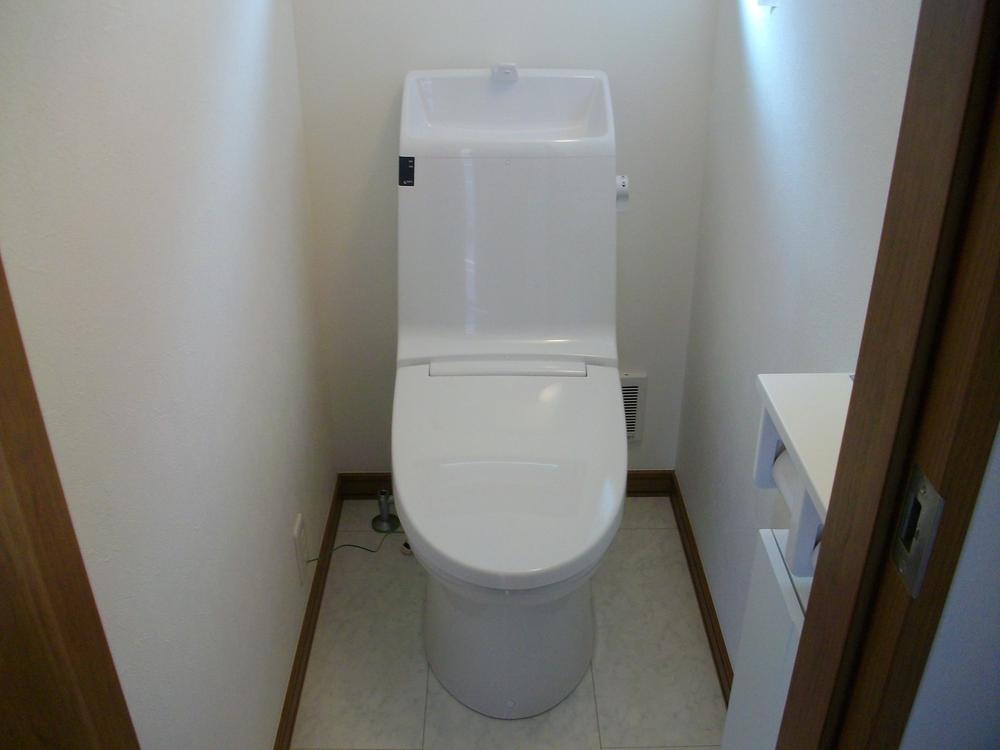 Toilet. 1st floor ・ Washlet, Second floor ・ Warm Rhett