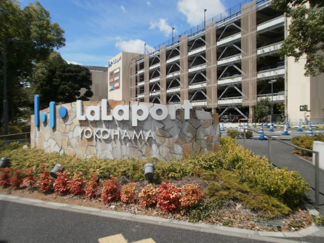 Shopping centre. LaLaport 950m to Yokohama (shopping center)