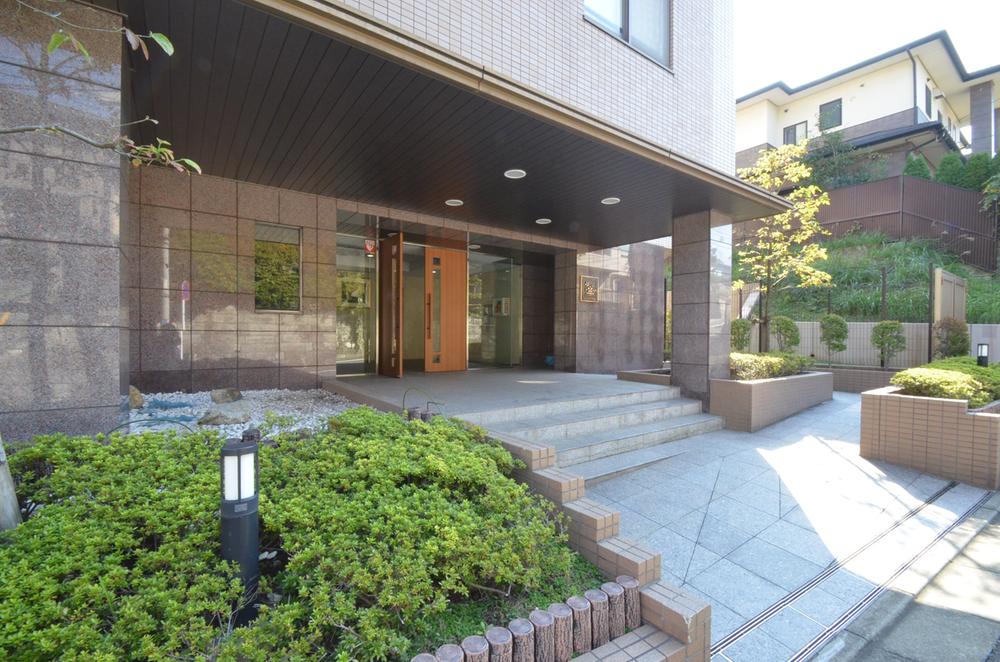 Entrance. Common areas