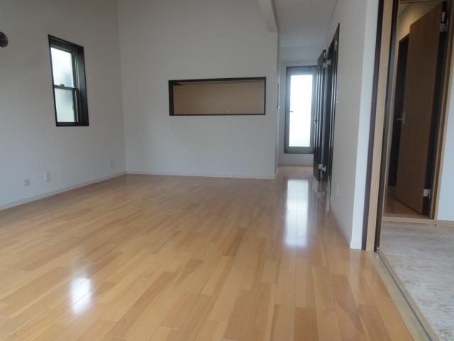 Living. Southeast ・ LDK of gradient ceiling, Bright and open space. Also has been enhanced has a loft accommodated in the upper part. (5 Building)