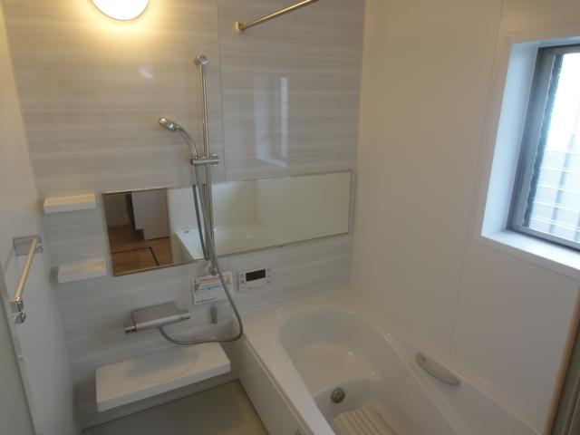 Bathroom. The Rikushiru made the system bus is equipped with eco shower and bathroom drying heating function. There is a bathroom window, You can also ventilation and Akaritori. (5 Building)