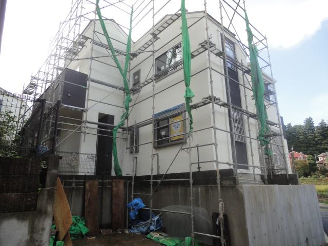 Local appearance photo. 7 Building is becoming all Shitsuminami direction. There is a whole room storage + small attic storage, It is the living space of the storage enhancement.