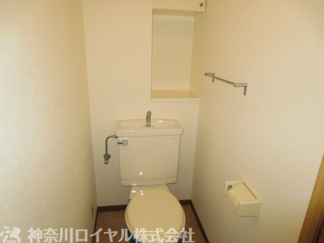 Toilet. Hanging cupboard, With cabinet