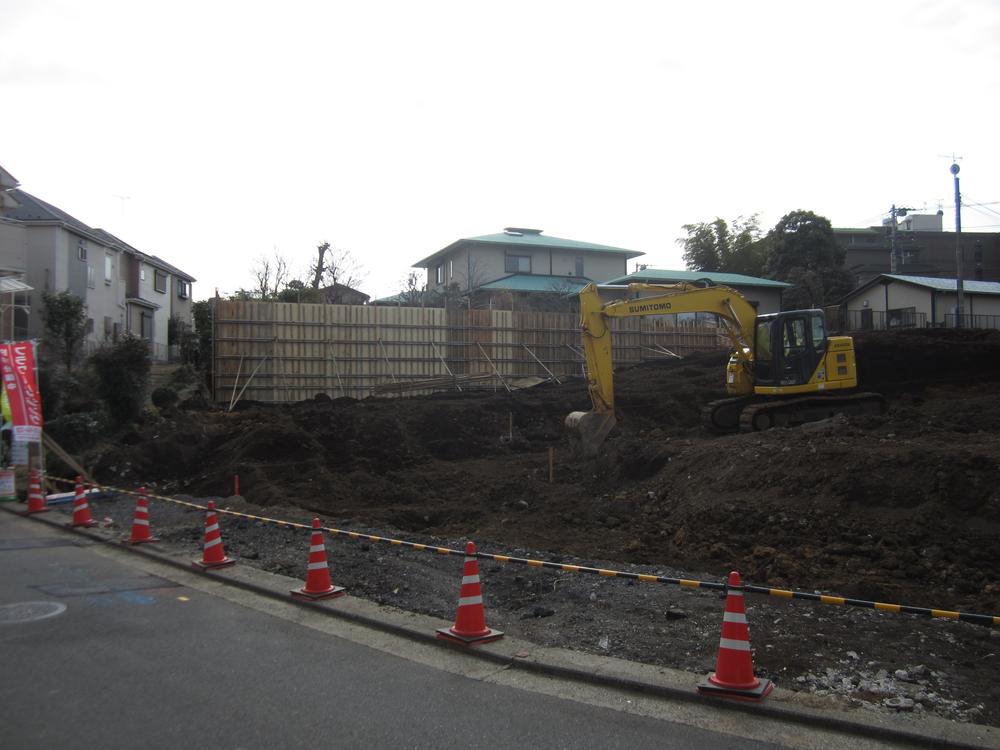 Local photos, including front road. Local (January 2014) we make a retaining wall of the shooting neighbor's.