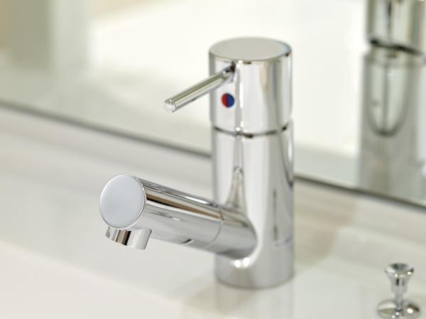 Bathing-wash room.  [Single lever hand shower faucet] Simple and easy to use single-lever mixing faucet. You can use pull out the shower head, This is useful in cleaning basin bowl.