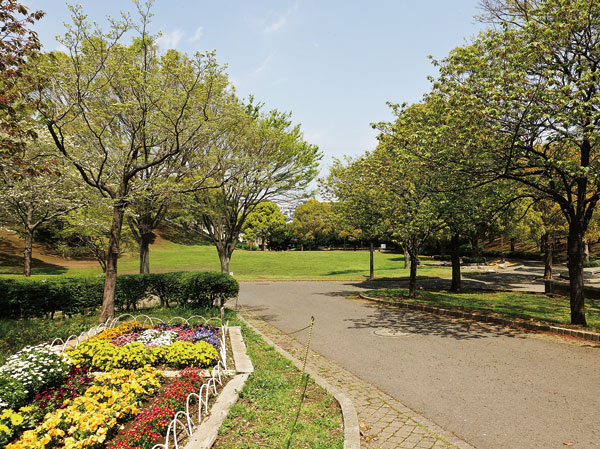 Surrounding environment. Rich undulating lush The park motion open space, Tennis court, Indoor pool, Gymnasium is located, It has also become a place of relaxation that many people enjoy walking and jogging. (Photo Shimizu months hill park)