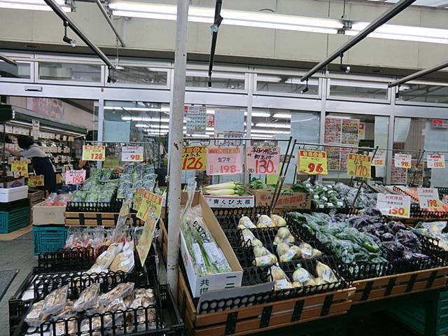 Supermarket. 721m to Super Marutomo Yamamoto-cho shop