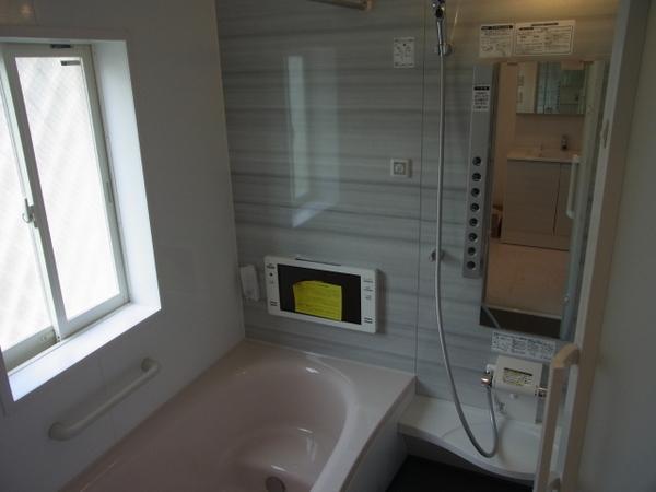 Bathroom. Spacious 1 tsubo size, With bathroom dryer! 15 inches with bathroom TV!