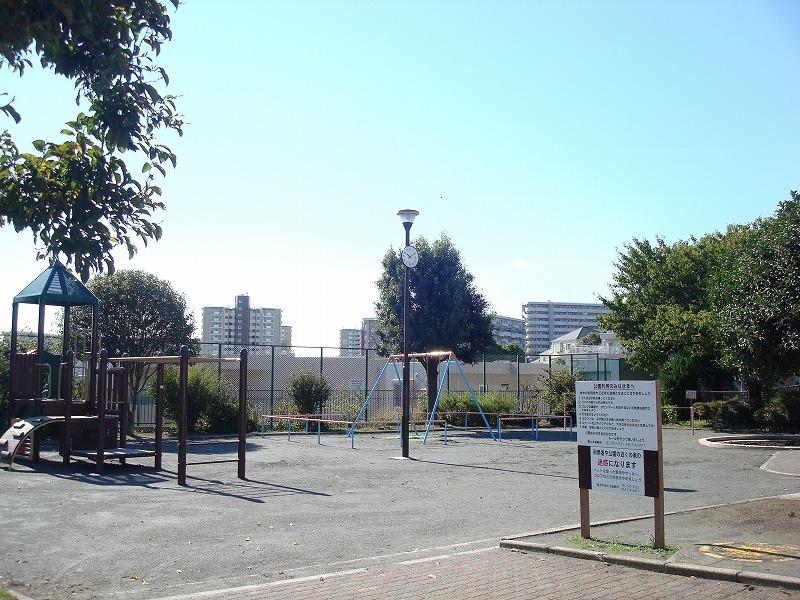 park. It is a neighborhood of the park. (1 minute walk)