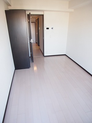 Living and room. Western-style 6.5 Pledge