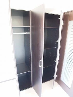 Receipt. Large closet