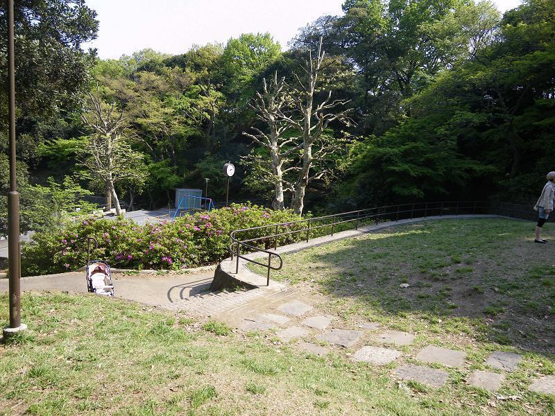 park. Kyokyusen "Gumyoji" Gumyoji park that extends in front of the station (1100m)