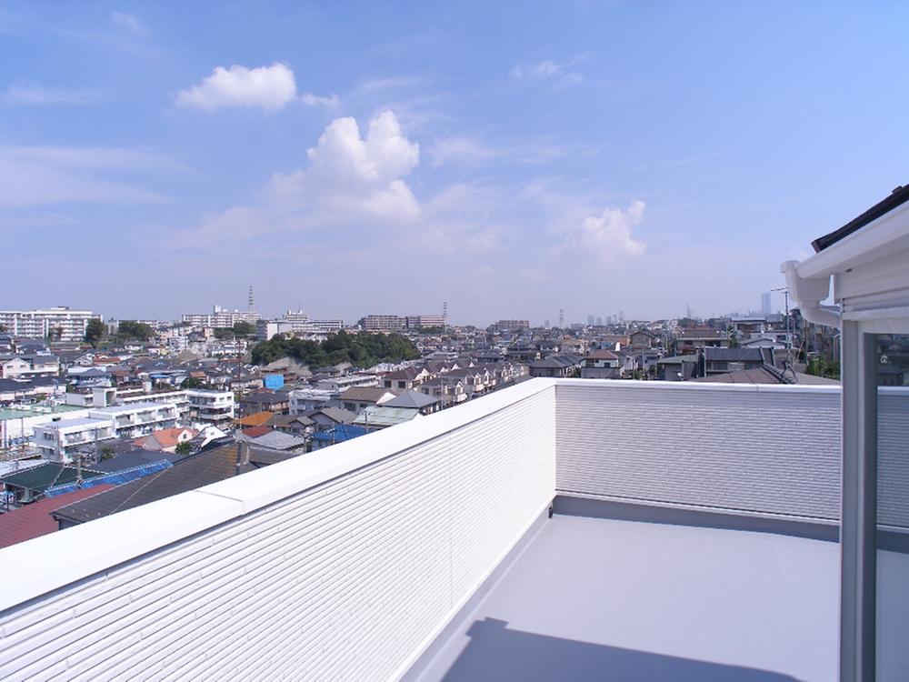Balcony. You can distant view the Minato Mirai!