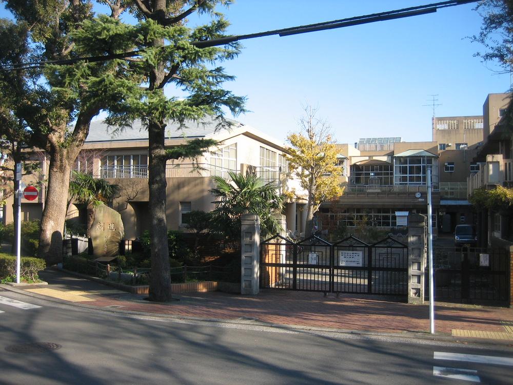Primary school. Until Yokohamashiritsudai Oka Elementary School 244m