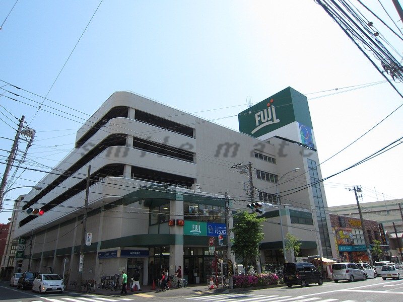 Supermarket. Fuji 406m to Yokohama Minamiten (super)