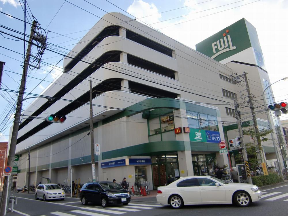 Supermarket. Fuji 254m to Yokohama Minami shop