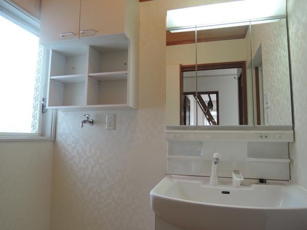 Wash basin, toilet. Interior