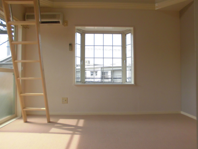 Other room space. Two-sided window with a bay window