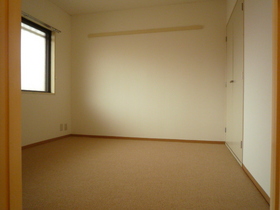 Living and room. Closet with a Western-style 5 quires