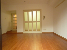 Living and room. South-facing daily allowance good in ・ YukaCho exchange already in clean LDK