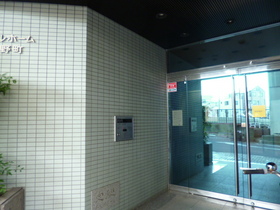 Entrance. With auto-lock entrance