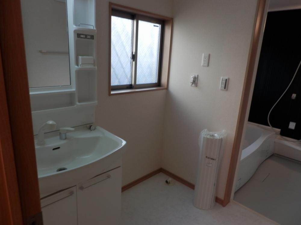 Wash basin, toilet. Washroom Shooting date 2013 / 12 / 23