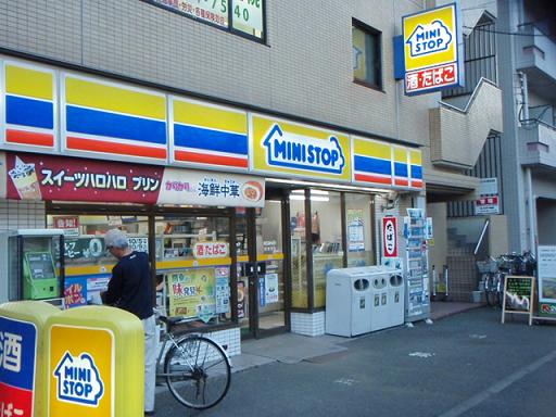 Convenience store. MINISTOP up (convenience store) 155m