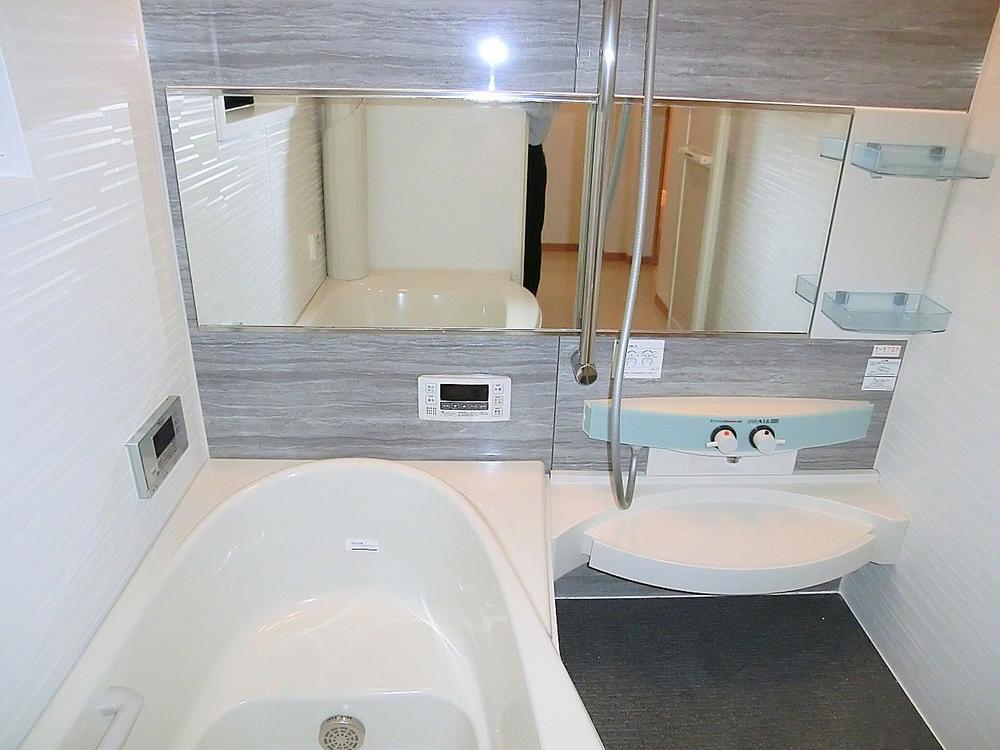 Bathroom. The system bus is also finished in summarized calm atmosphere in shades of black and white tone! (April 2013) Shooting