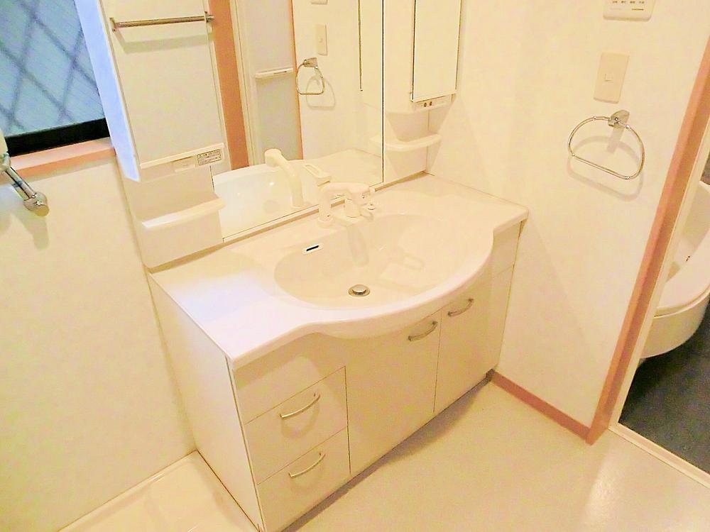 Wash basin, toilet. It is convenient basin also with a shower head! (April 2013) Shooting