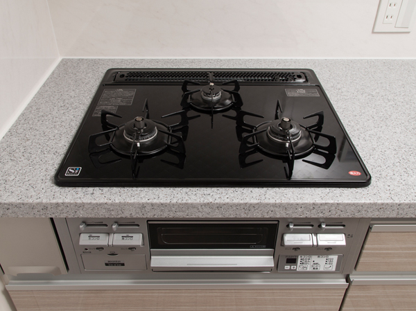 Kitchen.  [Glass top stove] Care is simple glass top. Functional stove with a temperature control function and grill timer is also attractive.