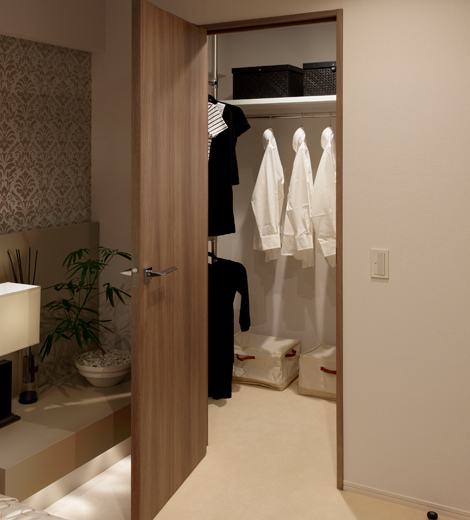 Interior.  [Walk-in closet] Can hold those large, such as the beginning bag or suitcase of clothes, Orderly is the space of Maeru large capacity.