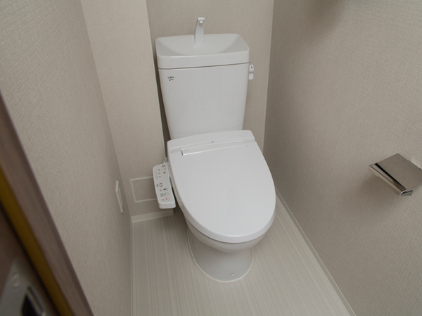 Bathing-wash room.  [Cleaning function toilet] The amount of water used, It has adopted to suppress toilet. Toilet seat, Hygienic cleaning ・ It is with deodorization function.