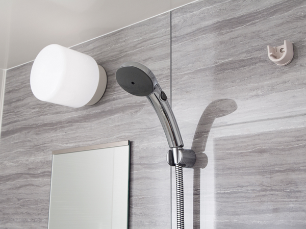 Bathing-wash room.  [Fushiyugata shower head] Bathed comfort is intact without causing weakening the momentum of hot water, Shower head to reduce the runoff of water.
